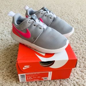 NWT Toddler Nike Roshe One shoes